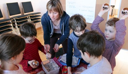 Multiplikatorinnen aus Kita und Schule erhalten Materialien zu „Schwimmen und Sinken“