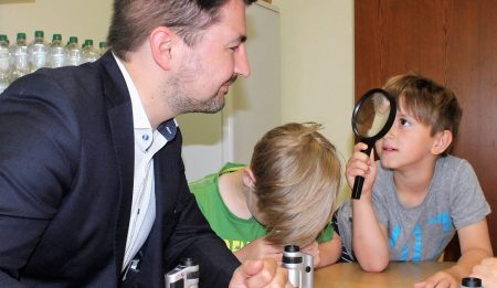 Tag der kleinen Forscher 2018: Christian Sauter, MdB, besucht „seinen“ Kindergarten Almena