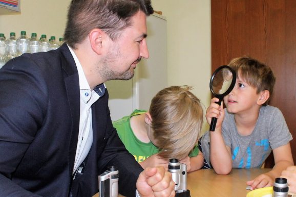 Tag der kleinen Forscher 2018: Christian Sauter, MdB, besucht „seinen“ Kindergarten Almena