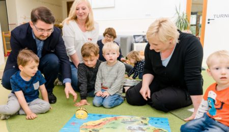 Christian Sauter, MdB, besucht die AWO Kita Helpup zum Tag der kleinen Forscher