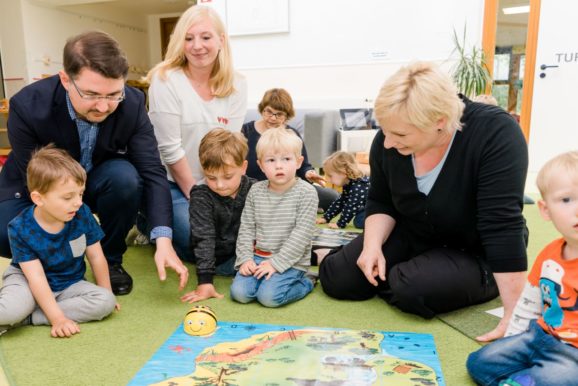 Christian Sauter, MdB, besucht die AWO Kita Helpup zum Tag der kleinen Forscher