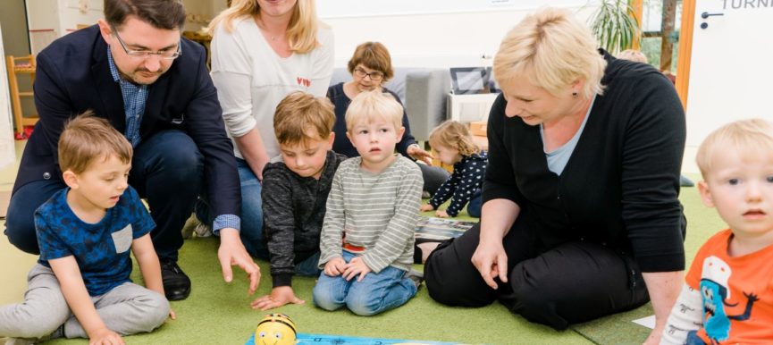 Christian Sauter, MdB, besucht die AWO Kita Helpup zum Tag der kleinen Forscher