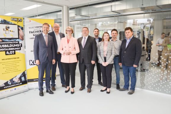 Bundesbildungsministerin Anja Karliczek besucht das Ausbildungsprojekt „KungFu – Kunststoff goes Future“