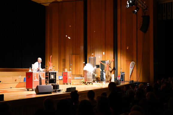 Große Physikanten-Show begeistert junge Forschende in Bad Salzuflen