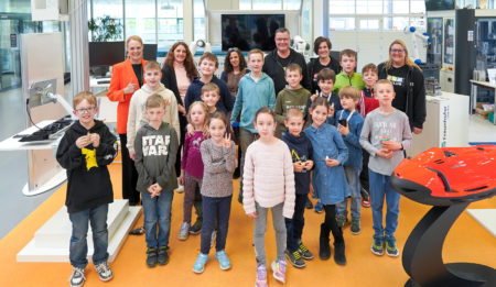 Kinder vom MINTmachCLUB.Lippe besuchen die SmartFactoryOWL