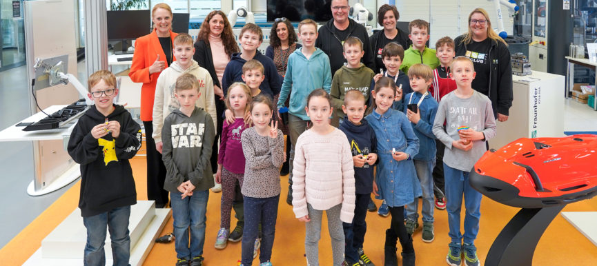 Kinder vom MINTmachCLUB.Lippe besuchen die SmartFactoryOWL