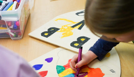 Kreativtag auf Burg Sternberg: Kinder gestalten ihre eigenen Schilder!
