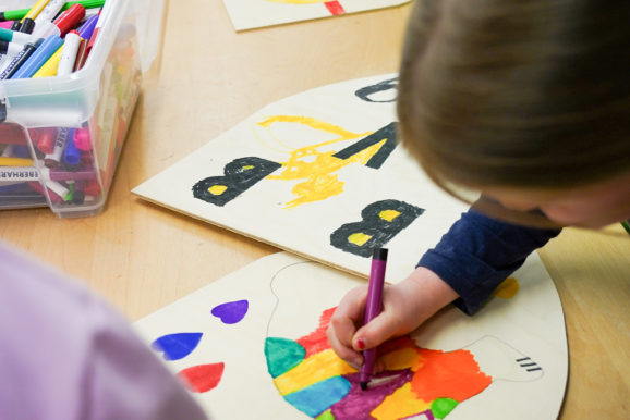 Kreativtag auf Burg Sternberg: Kinder gestalten ihre eigenen Schilder!